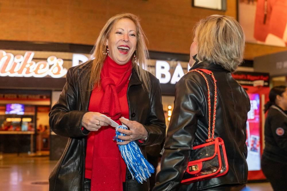 Two alums laughing together.